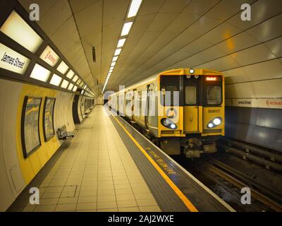 Merseyrail un train arrive à la station de métro de la rue James à Liverpool où aucune des personnes attendent. Banque D'Images