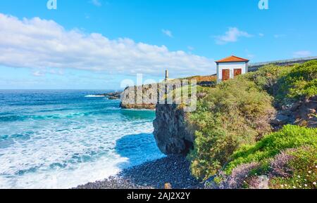 Océan Atlantique et côte rocheuse avec petite maison à Tenerife, Îles Canaries - Paysage Banque D'Images