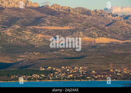 Voir au-dessus de ville de Vinjerac, regardant la montagne du Velebit. Banque D'Images