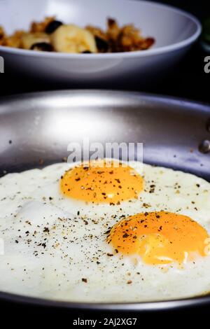 Petit-déjeuner de deux œufs frits, Sunny Side Up Banque D'Images