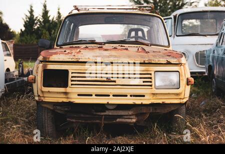 Rusty old east german vintage car dans une cour. Les disjoncteurs Banque D'Images
