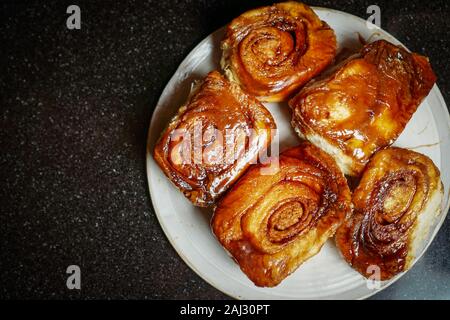 Sticky buns fait maison sur une plaque Banque D'Images