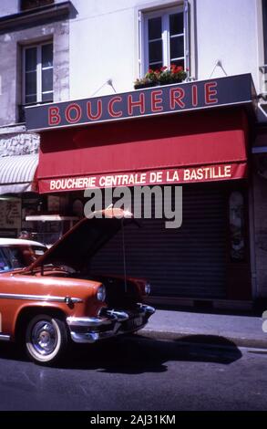 'Faim' UNE CHEVROLET DANS SKYLINE DELUXE RUE DU CHEMIN VERT AVANT D'UNE BOUCHERIE PRÈS DE BASTILLE - PARIS PARIS - VOITURE VINTAGE - BOUTIQUE PARIS - PARIS STREET PHOTOGRAPHY - COULEUR SILVER FILM © Frédéric Beaumont Banque D'Images