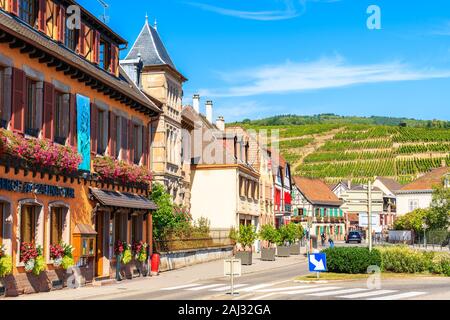 Ribeauvillé, FRANCE - Sep 18, 2019 : de belles maisons historiques dans la vieille partie du village de Ribeauvillé qui est situé sur la célèbre route des vins en Alsace regio Banque D'Images