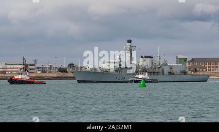 La Marine royale britannique Type 23 frégate HMS Iron Duke remorqué de Portsmouth à Plymouth, Royaume-Uni le 15/1/19 pour reposer et la capacité de mise à niveau. Banque D'Images