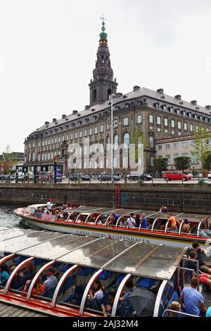 Bateaux sur Visite guidée d'un canal et Slotsholmen Gammel Strand rue bordée par une rangée de vieilles maisons aux couleurs vives, au centre-ville de Copenhague, Danemark Banque D'Images