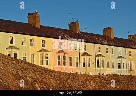 Maisons Multicolores Sur Le Front De Mer, Beaumaris, Anglesey, Pays De Galles Du Nord, Royaume-Uni Banque D'Images