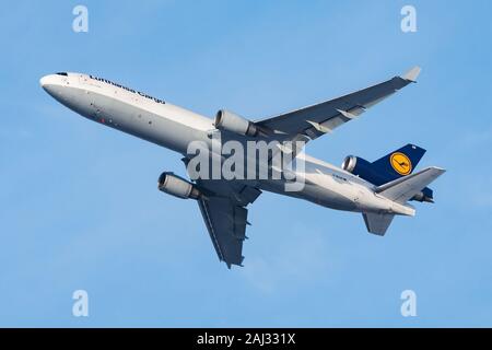 Francfort / ALLEMAGNE - 8 décembre 2012 : Lufthansa Cargo MD-11 D-avion cargo ALCE départ à l'aéroport de Francfort Banque D'Images