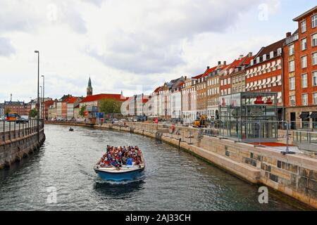 Bateaux sur Visite guidée d'un canal et Slotsholmen Gammel Strand rue bordée par une rangée de vieilles maisons aux couleurs vives, au centre-ville de Copenhague, Danemark Banque D'Images