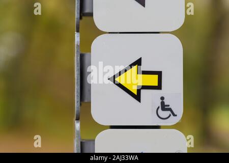 Flèche jaune sur un itinéraire pédestre indiquant la direction pour la mobilité Banque D'Images