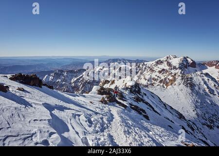 Parc national de Toubkal, le Maroc vu de Jebel Toubkal plus haut sommet des montagnes de l'Atlas et le Maroc Banque D'Images