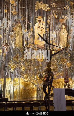 L'autel d'Ambre dans kosciol Sw. Brygidy (St. Bridget's Church) à Gdansk, Pologne, 16 décembre 2019. L'autel est la plus grande structure d'ambre dans la w Banque D'Images