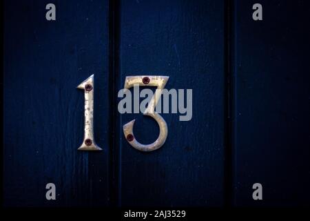 Moody et sombre chambre numéro 13 sur un porte en bois noir Banque D'Images