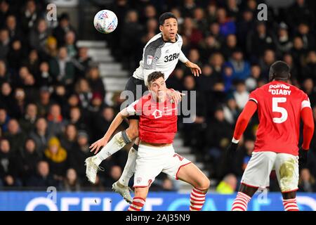 Derby, Derbyshire, Royaume-Uni ;. 2 Jan 2020. DERBY, ANGLETERRE - 2 janvier Curtis Davies (33) de Derby County chefs large de but durant le match de championnat entre Sky Bet Derby County et Barnsley au Derby Pride Park, le jeudi 2 janvier 2020. (Crédit : Jon Hobley | MI News) photographie peut uniquement être utilisé pour les journaux et/ou magazines fins éditoriales, licence requise pour l'usage commercial Crédit : MI News & Sport /Alamy Live News Banque D'Images