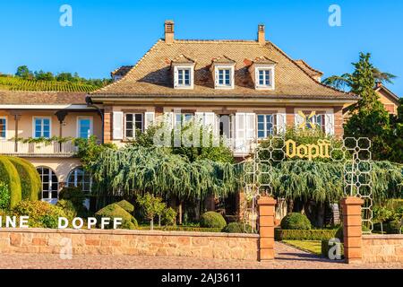 RIQUEWIHR, FRANCE - Sep 19, 2019 : belle maison historique dans la vieille ville de Riquewihr village qui est situé sur la célèbre route des vins en Alsace Banque D'Images