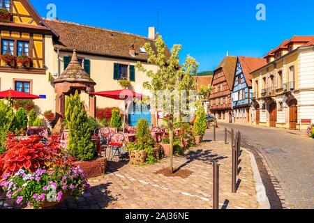 Tables de restaurant sur place du village de Kintzheim qui est situé sur la célèbre route des vins d'Alsace, France Banque D'Images