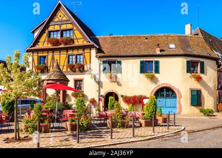 Tables de restaurant sur place du village de Kintzheim qui est situé sur la célèbre route des vins d'Alsace, France Banque D'Images