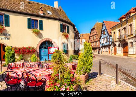 Tables de restaurant sur place du village de Kintzheim qui est situé sur la célèbre route des vins d'Alsace, France Banque D'Images