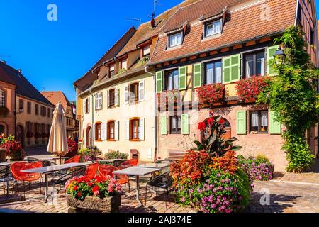 Tables de restaurant sur place du village de Kintzheim qui est situé sur la célèbre route des vins d'Alsace, France Banque D'Images