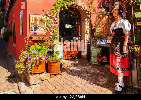 Vins d'ALSACE, FRANCE - Sep 20, 2019 : Boutique de souvenirs à Kaysersberg village pittoresque qui se trouve sur la Route des Vins d'Alsace, France. Banque D'Images