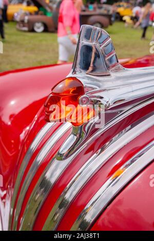 Gros plan de la décoration indienne de capot Pontiac des années 1950 au salon de voitures américaines Stars & Stripes, Tatton Park Banque D'Images