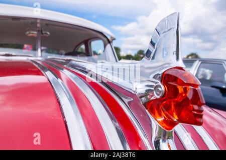 Gros plan de la décoration indienne de capot Pontiac des années 1950 au salon de voitures américaines Stars & Stripes, Tatton Park Banque D'Images