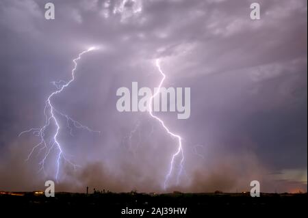 Les premiers stades d'une tempête de poussière en Arizona appelé un haboob. Ces tempêtes peuvent croître suffisamment grand pour engloutir ensemble de la CITES. Celui-ci est éclairé par ligh Banque D'Images