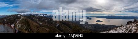 Vue panoramique sur le paysage et le parapente sur le lac Nahuel Huapi et les montagnes, avec des sommets enneigés en arrière-plan. Concept de liberté, d'aventure Banque D'Images