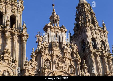 Vue de la principale façade baroque de la cathédrale de Saint-Jacques de Compostelle dans la place Obradoiro le 6 décembre 2019 Banque D'Images