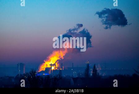 Prosper Haniel cokerie, nuage de gaz d'extinction et poussée en avant de la Beckstrasse dump, avec le tétraèdre, Bottrop, Allemagne Banque D'Images