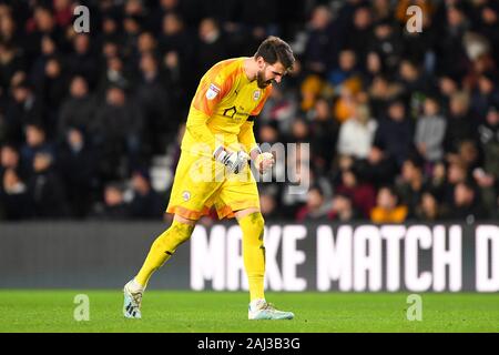 Derby, Derbyshire, Royaume-Uni ;. 2 Jan 2020. DERBY, ANGLETERRE - 2 janvier Samuel Sahin-Radlinger (1) de Barnsley célèbre après son côté a marqué un but pour le rendre 1-1 lors du match de championnat entre Sky Bet Derby County et Barnsley au Derby Pride Park, le jeudi 2 janvier 2020. (Crédit : Jon Hobley | MI News) photographie peut uniquement être utilisé pour les journaux et/ou magazines fins éditoriales, licence requise pour l'usage commercial Crédit : MI News & Sport /Alamy Live News Banque D'Images