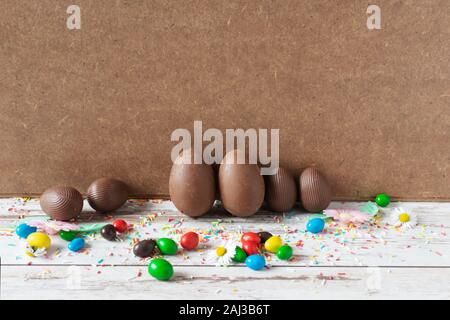 Oeufs de Pâques au chocolat sur fond de bois. Concept de Pâques. Copier l'espace. Banque D'Images