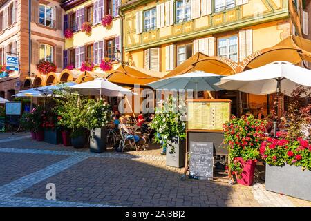 Vins d'ALSACE, FRANCE - Sep 20, 2019 : Restaurants et maisons colorées sur la rue de Ribeauvillé village qui est situé sur la Route des Vins d'Alsace, F Banque D'Images