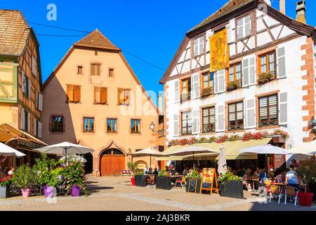 Vins d'ALSACE, FRANCE - Sep 20, 2019 : Restaurants et maisons colorées sur la rue de Ribeauvillé village qui est situé sur la Route des Vins d'Alsace, F Banque D'Images