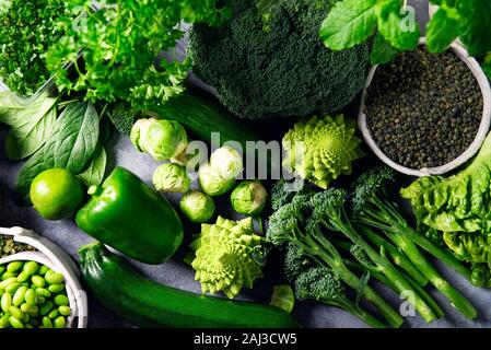 Variété de légumes verts et de fruits sur un fond gris, Banque D'Images