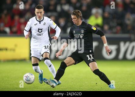 Swansea City's Bersant Celina (à gauche) et Charlton Athletic's Conor Gallagher en action au cours de la Sky Bet Championship match au Liberty Stadium, Swansea. Banque D'Images