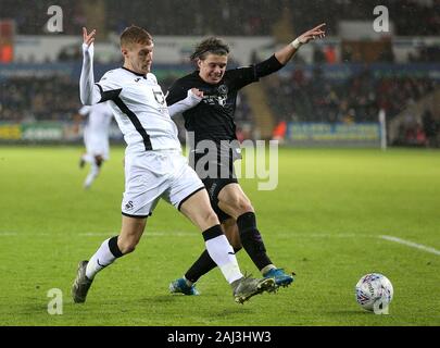 Swansea City's Jay Fulton (à gauche) et Charlton Athletic's Conor Gallagher bataille pour le ballon pendant le match de championnat Sky Bet au Liberty Stadium, Swansea. Banque D'Images