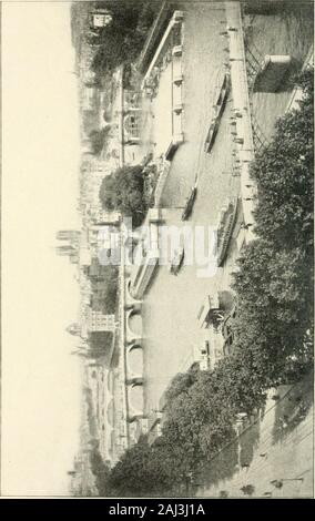 Paris d'aujourd'hui : un compte intime de son peuple, son milieu de vie, et ses lieux d'intérêt . PARIS D'AUJOURD'HUI UN CADRE INTIME DE SES HABITANTS, SON COMPTE LA VIE DE FAMILLE,ET SES LIEUX D'INTÉRÊT PAR KATHARINE DE FOREST Sllustratefcparisoftodayinti00defo Banque D'Images