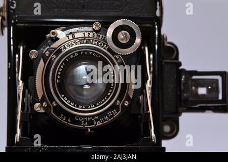 Zeiss Super Ikonta 120 A530 rouleau de pliage de l'appareil photo du film, avec un objectif Carl Zeiss Tessar F/3,5 - 70,0 mm, fabriqué en Allemagne pendant les années 30. Banque D'Images