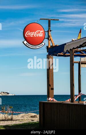 Marbella, Andalousie, Espagne - 15 décembre 2019 : rouge rond vintage Coca-cola signe sur une plage locale bar (Merendero Papao) à Playa de Mijas, Espagne. Banque D'Images