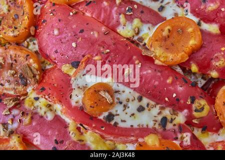 Un plat diététique. Légumes et sauce crème : le piment doux ou poivre bulgare, tomates, oignons et épices. Selective focus, close-up. Banque D'Images