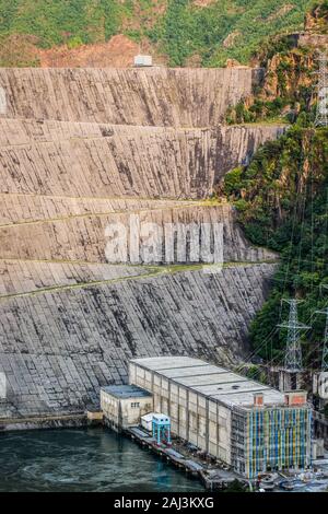 Barrage de l'eau près de Fierza en Albanie Banque D'Images