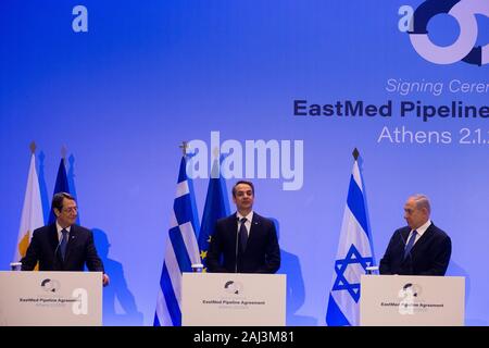 (200102) -- Athènes, le 2 janvier 2020 (Xinhua) -- le président chypriote Nicos Anastasiades (L), le Premier Ministre grec Kyriakos Mitsotakis (C) et le Premier ministre israélien Benjamin Netanyahu assister à une conférence de presse après la signature d'un accord pour la construction de la Méditerranée orientale (EastMed) gazoduc, à Athènes, Grèce, le 2 janvier, 2020. La Grèce, Chypre, et Israël ont signé jeudi l'accord intergouvernemental pour la construction de la Méditerranée orientale pipeline de gaz naturel qui est de relier les réserves de gaz de la région de la Grèce et le reste de l'Europe. (Xinhua Banque D'Images