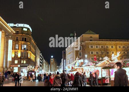 Stuttgart, Allemagne - 19 décembre 2010 : Marché de Noël sur la lumière de fête d'Koenigstrasse Banque D'Images