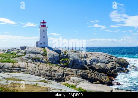 Vue sur le phare du village de pêcheurs Peggys Cove, en Nouvelle-Écosse, Canada Banque D'Images