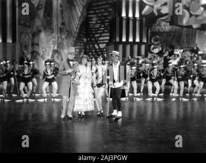 LAURA LA PLANTE ET JOSEPH SCHILDKRAUT en costume pour le tournage de SHOW BOAT visiter GLENN TRYON et MERNA KENNEDY et Chorus Girls sur le Paradise Club de nuit Situé à Broadway 1929 réalisateur Paul Fejos de jouer par Philip Dunning et George Abbott Universal Pictures Banque D'Images