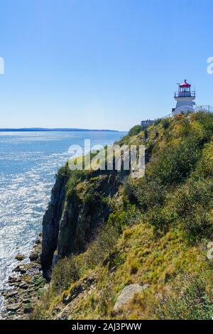 Vue sur le phare du cap Enragé, l'aménagement du littoral et les falaises, au Nouveau-Brunswick, Canada Banque D'Images