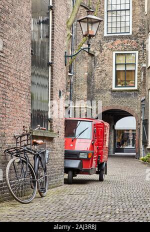 Street view traditionnel dans la partie historique de la ville néerlandaise de Dordrecht Banque D'Images