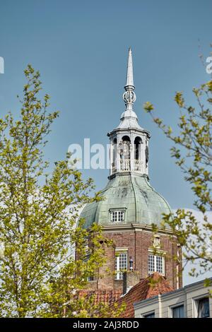 La tour de la Groothoofdspoort, l'ancienne porte de la ville principale, à Dordrecht, Pays-Bas Banque D'Images