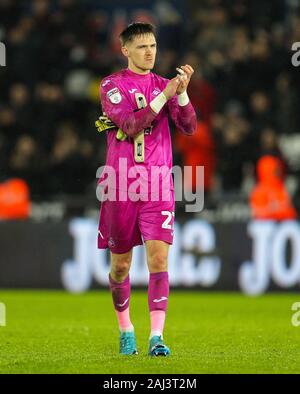 Stade Liberty, Swansea, Glamorgan, au Royaume-Uni. 2 Jan, 2020. Championnat de la Ligue de Football anglaise, Swansea City contre Charlton Athletic ; Freddie Woodman de Swansea City applaudit les fans après leur victoire - strictement usage éditorial uniquement. Pas d'utilisation non autorisée avec l'audio, vidéo, données, listes de luminaire, club ou la Ligue de logos ou services 'live'. En ligne De-match utilisation limitée à 120 images, aucune émulation. Aucune utilisation de pari, de jeux ou d'un club ou la ligue/player Crédit : publications Plus Sport Action/Alamy Live News Banque D'Images